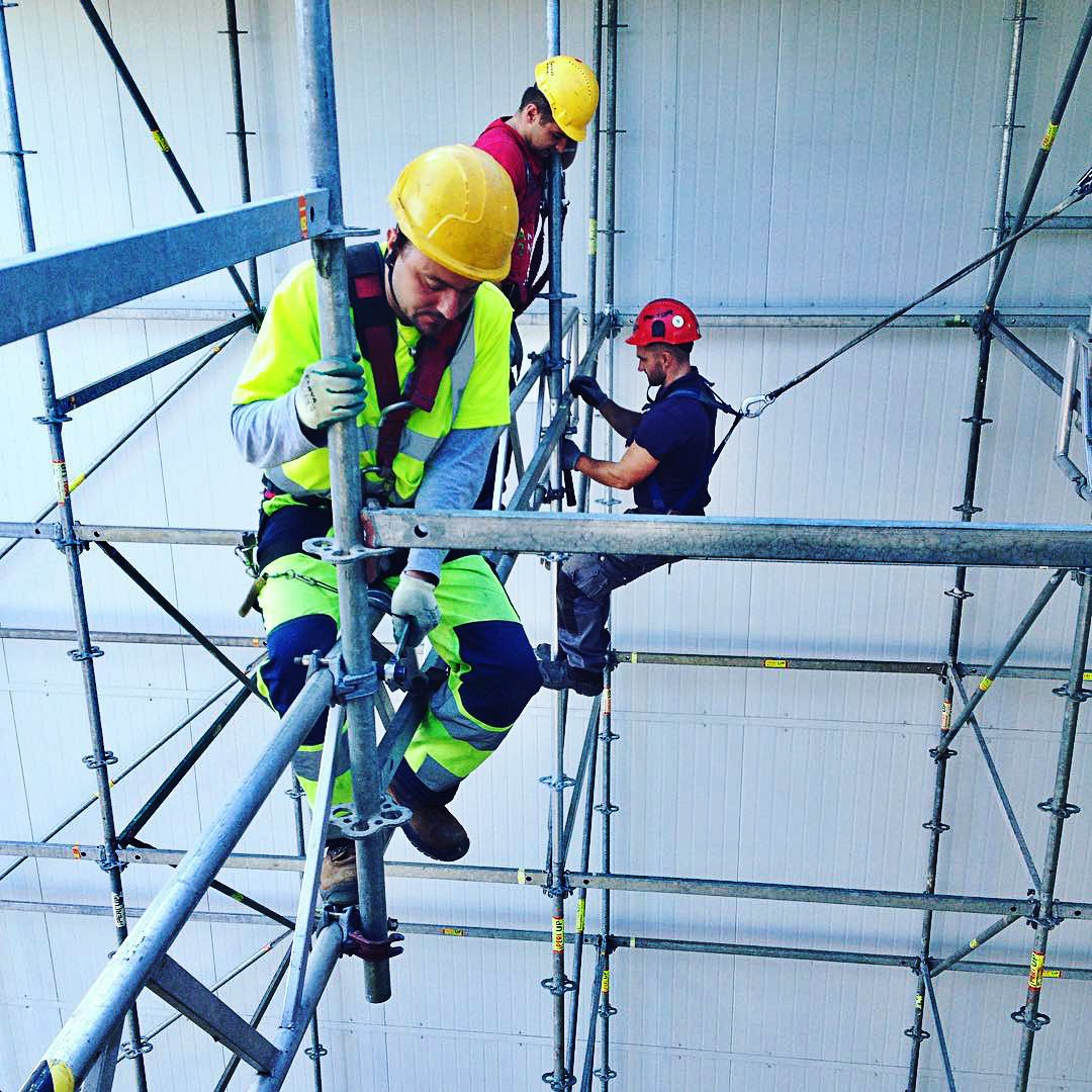 Рабочие по монтажу