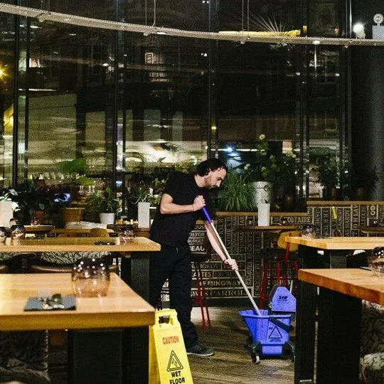 Уборщик зала